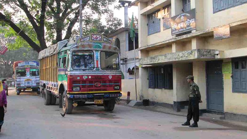 হিলি স্থলবন্দর দিয়ে আমদানি-রফতানি শুরু